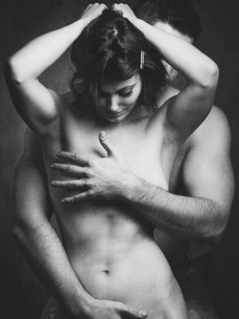 Naga para w erotycznej pozie.