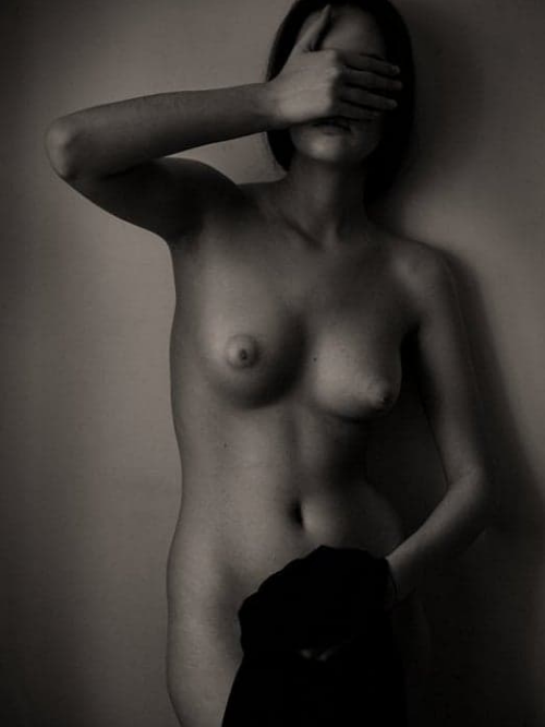 erotyk, naga kobieta zasłaniająca oczy